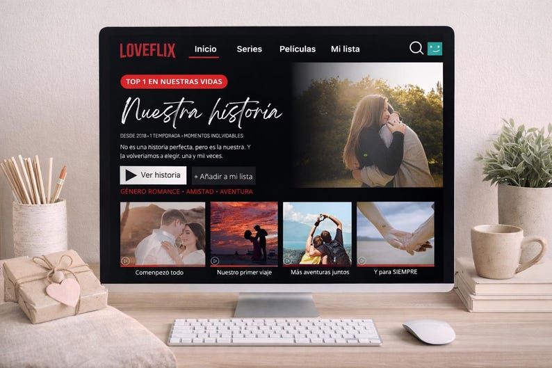 Op de afbeelding: Een computermonitor toont een streaming service-interface met de titel "Nuestra historia" en de tekst "LOVEFLIX". Het scherm toont afbeeldingen van koppels en de woorden "Romance, Amistad, Aventura". Een toetsenbord, muis en koffiekopje staan op de voorgrond.