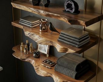 Rustik flytande hylla med live edge, vägghylla i naturträ, handgjord trähylla, flytande hyllor i lantlig stil, modern rustik inredning, presentidé