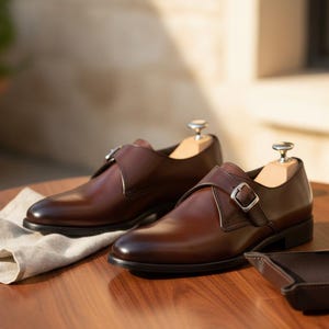 Könnte beinhalten: Ein Set aus drei Keramikbechern mit gesprenkelter, matter Oberfläche. Die Becher sind in Creme-, Hellgrau- und Dunkelgrautönen gehalten. Jeder Becher hat ein schlichtes, minimalistisches Design.