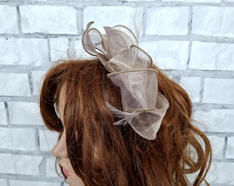 Sombrero tocado vintage beige con plumas: ideal para el Derby, fiestas de té o bodas.