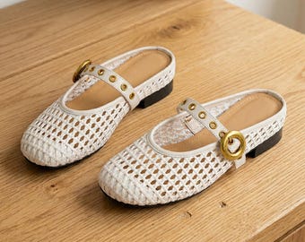 Mules Mary Jane blancas tejidas, sandalias de cuero trenzado, bailarinas con hebilla dorada.