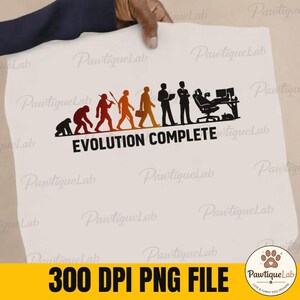 Pu&ograve; includere: Una maglietta bianca con una stampa grafica che raffigura le fasi dell'evoluzione umana, passando da un primate a una persona seduta a una scrivania con computer. Il testo EVOLUTION COMPLETE &egrave; stampato in lettere maiuscole nere sotto il grafico.