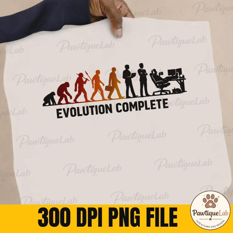 Pu&ograve; includere: Una maglietta bianca con una stampa grafica che raffigura le fasi dell'evoluzione umana, passando da un primate a una persona seduta a una scrivania con computer. Il testo EVOLUTION COMPLETE &egrave; stampato in lettere maiuscole nere sotto il grafico.