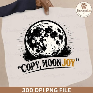 Puede incluir: Un diseño gráfico blanco con una ilustración en blanco y negro de la luna y el texto "COPY, MOON JOY" en negro y dorado. El diseño incluye el texto "300 DPI PNG FILE".