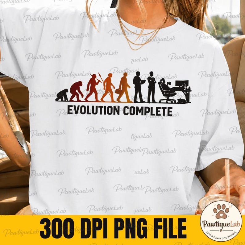 Pu&ograve; includere: Una t-shirt bianca con una stampa grafica della sequenza dell'evoluzione umana, che progredisce da un primate a una persona seduta a una scrivania con un computer. Il testo "EVOLUTION COMPLETE" &egrave; stampato in lettere maiuscole nere.