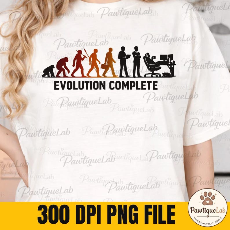 Pu&ograve; includere: Una t-shirt bianca con una stampa grafica che raffigura le fasi dell'evoluzione umana, passando da un primate a un moderno impiegato seduto a una scrivania con un computer. Il testo EVOLUTION COMPLETE &egrave; stampato in nero qui sotto.