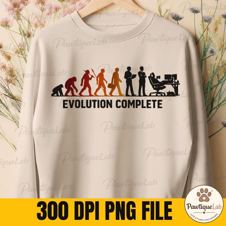 Pu&ograve; includere: Una felpa beige a maniche lunghe con una stampa grafica che raffigura le fasi dell'evoluzione umana, terminando con una persona seduta a una scrivania con computer. Il testo "EVOLUTION COMPLETE" &egrave; stampato in lettere maiuscole nere sotto il grafico.