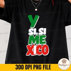 Può includere: Una t-shirt nera a maniche corte con il testo Y SI, SI ME XICO stampato in un design verticale sovrapposto. Le lettere sono colorate in verde, bianco e rosso, imitando i colori della bandiera messicana, con uno stile di carattere grassetto.