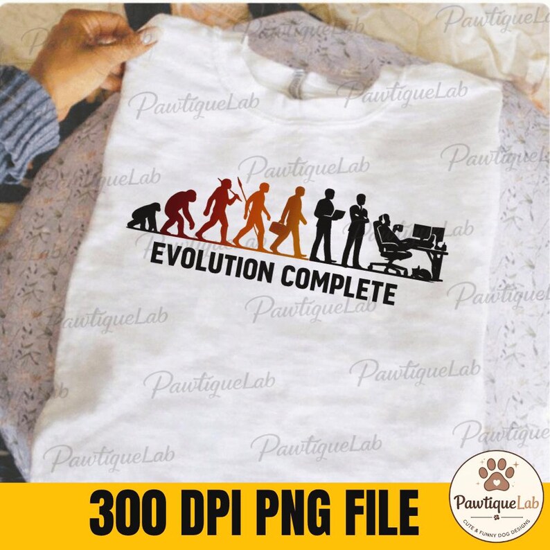 Pu&ograve; includere: Una t-shirt bianca con una stampa grafica che raffigura la sequenza dell'evoluzione umana, passando da un primate a un professionista moderno seduto a una scrivania con un computer. Il testo "EVOLUTION COMPLETE" &egrave; stampato in nero sotto le figure.