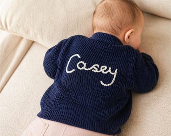 Suéter personalizado com nome de bebê, suéter de tricô personalizado para bebê, roupa com nome bordado, presente para recém-nascido, presente para chá de bebê, roupa para recordação
