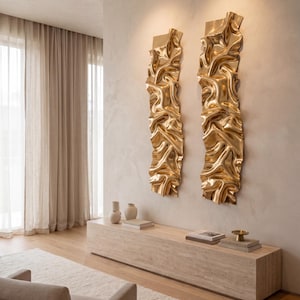 Puede incluir: Dos esculturas de pared verticales hechas de metal pulido en tono dorado con una textura superficial altamente reflectante, ondulada y desigual. Estas piezas rectangulares alargadas presentan pliegues profundos y curvas orgánicas.