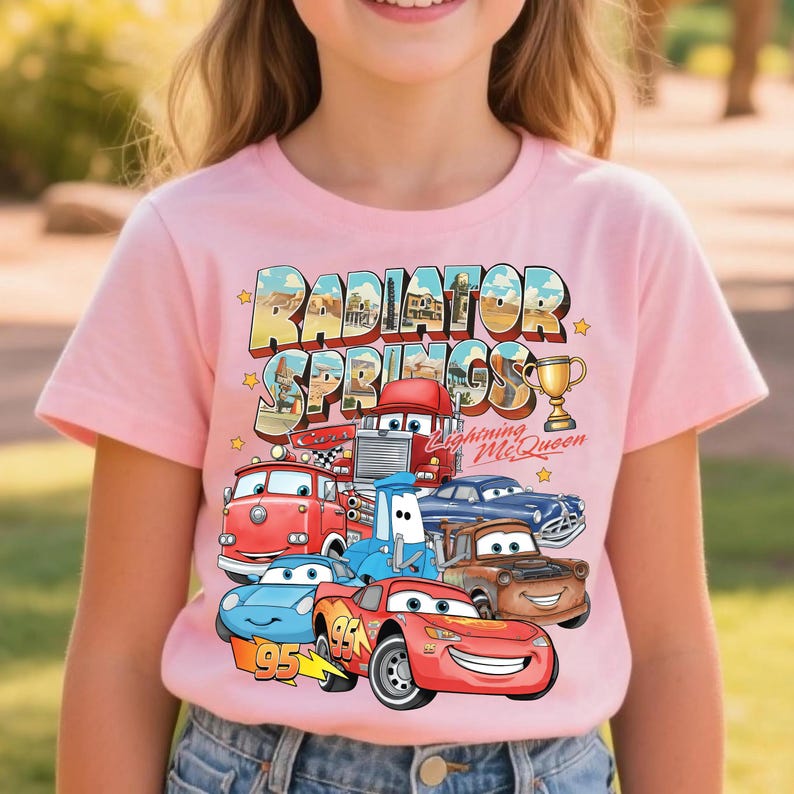 T-shirt carte postale Radiator Springs, chemise Lightning McQueen 95 pour tout-petits, sweat-shirt voitures rétro Disney, t-shirt vintage Mater and Friends image 1