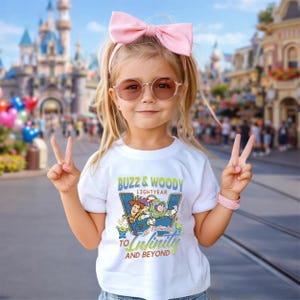 以下が含まれることがあります： 黒い持ち手と「But First, Coffee」の太字の黒い文字が入った白いセラミックマグカップ。マグカップはぼやけた背景に置かれています。マグカップの高さは約10cmです。