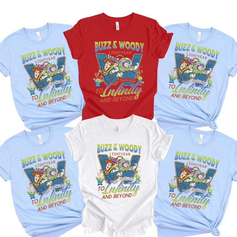 以下が含まれることがあります： 黒い持ち手と「But First, Coffee」のテキストが黒い太字でプリントされた白いセラミックマグ。マグカップはニュートラルな背景に置かれ、シンプルなデザインが際立っています。