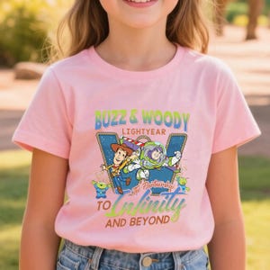 以下が含まれることがあります： 遊び心のあるフォントで「Welcome」の文字が入った手作りの木製サイン。 傷んだ白い背景と濃い茶色の縁があり、玄関に最適です。 幅は約30cmです。