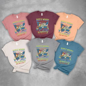 以下が含まれることがあります： さまざまな色の半袖Tシャツ6枚。各Tシャツには、バズ・ライトイヤーとウッディのグラフィックと「Buzz & Woody Lightyear To Infinity And Beyond」の文字がプリントされています。色はピンク、バーガンディ、ピーチ、白、グレー、ティールです。
