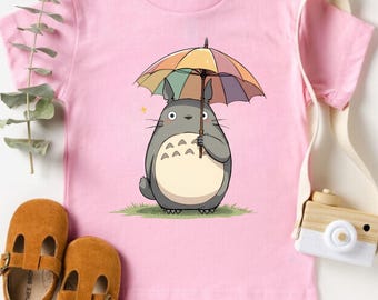 Chemise enfant parapluie Totoro, t-shirt inspiré de l'anime mignon, chemise personnage parapluie, cadeau kawaii pour enfant, chemise ami de la forêt dessin animé, chemise pour tout-petit