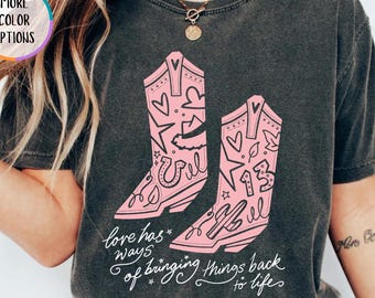 Chemise Comfort Colors® Love Has Ways, T-shirt bottines de cow-girl, Chemise citation d'amour western, T-shirt rose bottines de cow-boy, Cadeau pour fille de la campagne, T-shirt pour amateur de rodéo