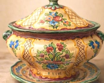 Włoska majolika vintage 1050-1970, dekoracyjna misa z pokrywką i talerzykiem, ręcznie malowana, sygnowana przez mistrza Rigо, dekoracja kolekcjonerska.