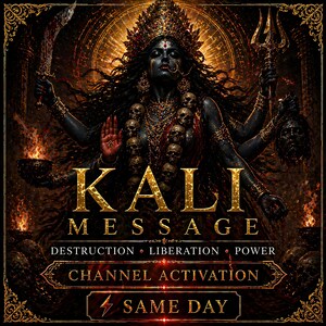 Pode incluir: Arte digital que apresenta uma divindade de pele escura com múltiplos braços, adornada com crânios e joias de ouro. O texto "KALI MESSAGE" é exibido em destaque, juntamente com as palavras "DESTRUCTION • LIBERATION • POWER" e "CHANNEL ACTIVATION". Tema sombrio e místico.