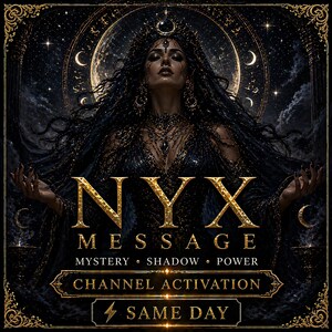 Op de afbeelding: Een artistieke digitale illustratie met een vrouw met lang donker haar en een kroon, tegen een hemelse achtergrond. De afbeelding bevat de tekst "NYX MESSAGE" in goud, samen met de woorden "MYSTERY, SHADOW, POWER, CHANNEL ACTIVATION, SAME DAY".