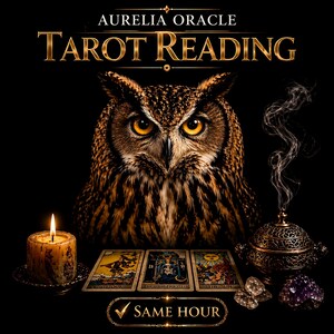 Könnte beinhalten: Aurelia Oracle Tarot Reading Bild. Das Bild zeigt eine große Eule mit durchdringenden gelben Augen, Tarotkarten, eine brennende Kerze und einen Räuchergefäß. Der Text "Tarot Reading" ist in goldfarbenen Buchstaben dargestellt. Die Worte "Same Hour" sind ebenfalls sichtbar.