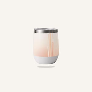 Può includere: Un bicchiere senza stelo con bordo in metallo argentato e coperchio trasparente. Il corpo presenta una sfumatura morbida che passa da un color pesca pallido in alto a una base bianca solida, accentuata da sottili linee verticali arancioni.