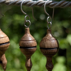 Pendientes colgantes de madera maciza de roble, elaborados artesanalmente por Bill, el ebanista.