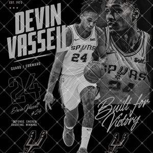 Pode incluir: Um cartaz gráfico a preto e branco com o jogador de basquetebol Devin Vassell com uma camisola dos San Antonio Spurs com o número 24. O texto inclui o seu nome, posição, a frase Built for Victory e a citação Defense. Energy. Shooting. Winning.
