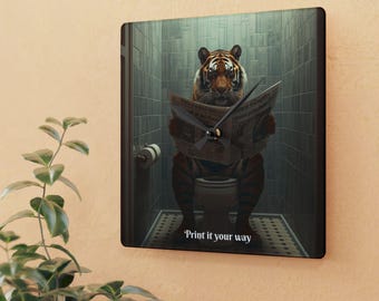 Personlig väggklocka i akryl med tiger som läser tidning | Humoristisk djurkonst i badrummet
