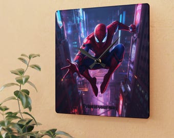 Personlig väggklocka i akryl med nätslingande superhjältemotiv | Neon City Action Scene