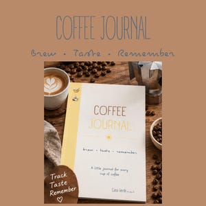 Può includere: Un diario del caffè bianco con una striscia verticale gialla sul lato sinistro. La copertina presenta il testo COFFEE JOURNAL, brew • taste • remember, A little journal for every cup of coffee e Casa-Verde in basso con piccole icone.