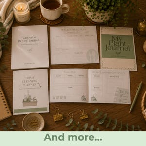 Può includere: Una collezione di agende e diari stampati che include un Creative Recipe Journal, un Weekly Meal Plan, un My Plant Journal, un Home Cleaning Planner e una pagina Pantry Check e Weekly Shopping Overview, accompagnati da clip dorate.