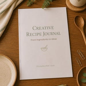 Può includere: Un diario di ricette A4 bianco con il testo Creative Recipe Journal From Ingredients to Ideas e una piccola icona di una ciotola stampata sulla copertina. Il diario è in formato PDF stampabile e presenta una rilegatura a punto metallico.