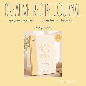 Può includere: Un diario di ricette color crema con il dorso giallo. La copertina presenta il testo "CREATIVE RECIPE JOURNAL", "experiment • create • taste • improve" e "Casa Verde studio". Un adesivo circolare riporta "YOUR RECIPES, YOUR STORY".