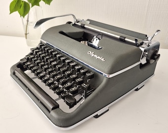 Working Olympia SM3 Typewriter (1958) – With Case & New Ribbon – Pristine Condition – Olive Green Crinkle Paint – QWERTZ Layout