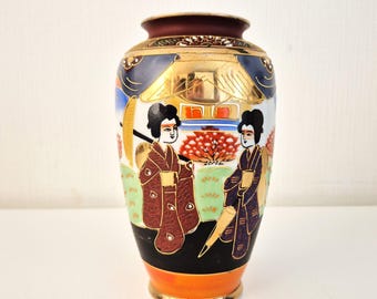 Vintage Japanese porcelain vase – Satsuma style with moriage relief – Geisha & Fuji motif – Hand-painted, approx. 18.5 cm
