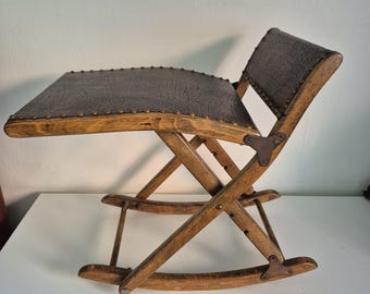 Vintage schommelende voetenbank uit het midden van de vorige eeuw | Opklapbare voetenbank van hout en leer | Retro opklapbare poef in bruin | Voetensteun uit de jaren 60/70