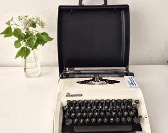 Vintage Adler Contessa de Luxe Typewriter – Classic White/Beige – Excellent Condition – New Ribbon – 1970s Mid-Century Modern Decor