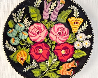 Vintage Terracotta Wall Plate, Hand-Painted – Folk Art Floral Design on Black – Rustic Decorative Plate – 25 cm Boho Wall Art