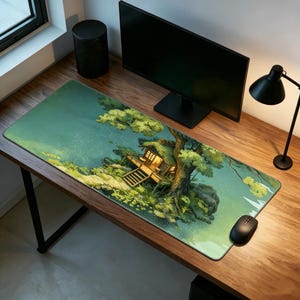 以下が含まれることがあります： 緑豊かな風景の中に建つ、詳細なイラストが描かれたツリーハウスが特徴の長方形のマウスパッド。 木造の構造物には窓から光が差し込み、周囲は葉で覆われ、星空が広がっています。 マウスパッドは、コンピューターマウスが置かれた木製の机の上にあります。