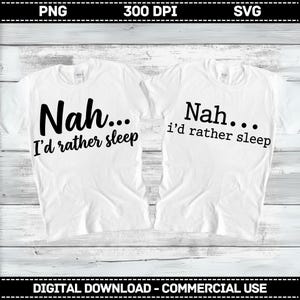 Pode incluir: Duas camisetas brancas de manga curta com texto em preto. A camiseta da esquerda exibe a frase Nah... I'd rather sleep em uma fonte manuscrita e sem serifa. A camiseta da direita apresenta o mesmo texto em um layout diferente.