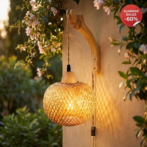 Peut inclure: Une applique murale composée d'un bras en bois courbé et d'un abat-jour en bambou tressé. La lampe est suspendue par un cordon torsadé et diffuse une lumière chaude. Un badge rouge circulaire affiche le texte SUMMER SALES -60%.