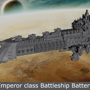 Puede incluir: Un modelo gris de Emperor class Battleship Battery, una nave espacial detallada con estructuras intrincadas. La imagen muestra la nave contra un fondo de un planeta y el espacio. El texto "Emperor class Battleship Battery" está en la parte inferior.