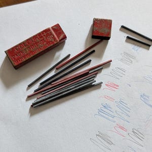 Minas de lápiz de color Eversharp con tapa roja vintage. Mini minas de portaminas mecánicas. Fabricadas en Chicago. Empacadas en Inglaterra.