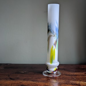Vintage Dalian &#39;Snowflakes&#39; Swirl Vase  White Smokey Blue Detail