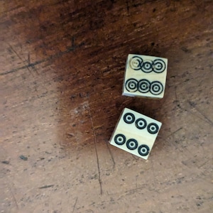 Vintage Bullseye und Intricate Dice Kleine Würfel Glücksspiel Würfel Celluloid Würfel
