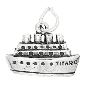 Colgante pequeño de plata de ley con forma de barco Titanic (dije de un solo lado) - con opciones