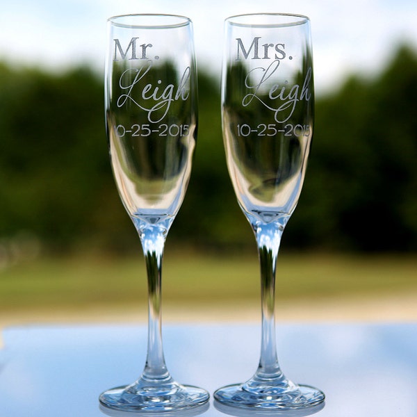 Copas de champán grabadas para boda: regalo personalizado para el Sr. y la Sra. (juego de 2)