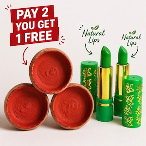 Puede incluir: Imagen que presenta tres pequeños cuencos de terracota con interiores rojos y dos barras de labios verdes con tubos dorados. Las barras de labios están etiquetadas como "Natural Lips" y la imagen incluye el texto "PAY 2 YOU GET 1 FREE."